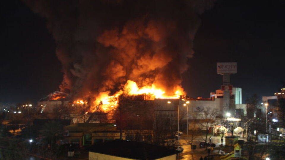 Alışveriş merkezi cayır cayır yandı GALERİ