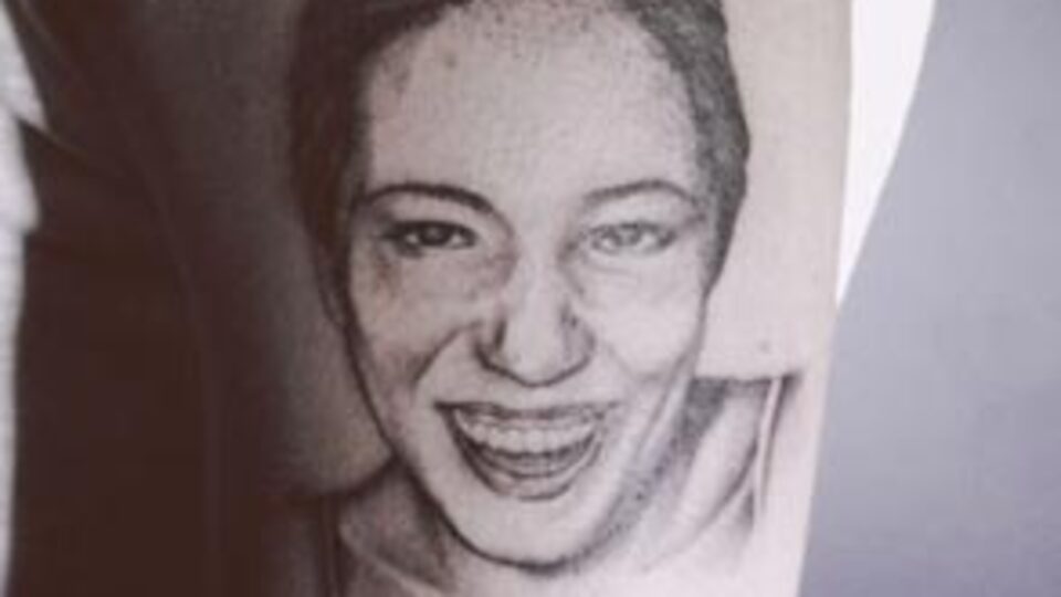 Annesinin fotoğrafı kolunda