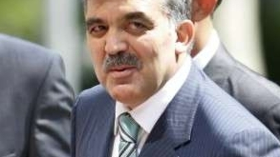 Sabih Kanadoğlu: Aykırı Ergun Özbudun: Değil