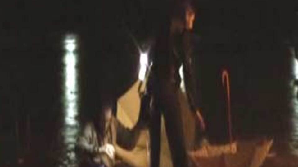 Taşkını görüntülerken sel sularına gömüldüler