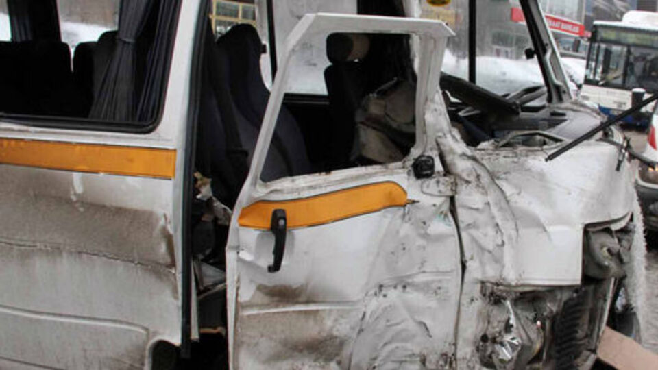 Servis minibüsü elektrik direğine çarptı