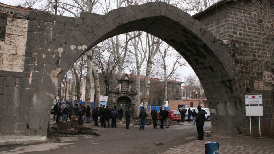 JİTEM kazısı 20 'sağlıklı' işçiyle tekrar başladı