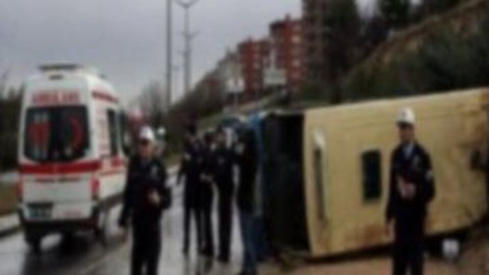 İstanbul'da yolcu minübüsü devrildi