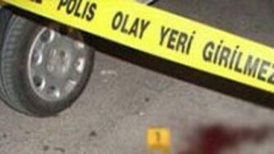Silahla öldürüp, cesedi evinin önüne attılar