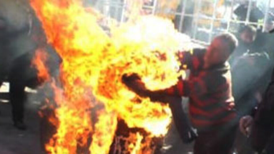 Protesto için kendini yaktı