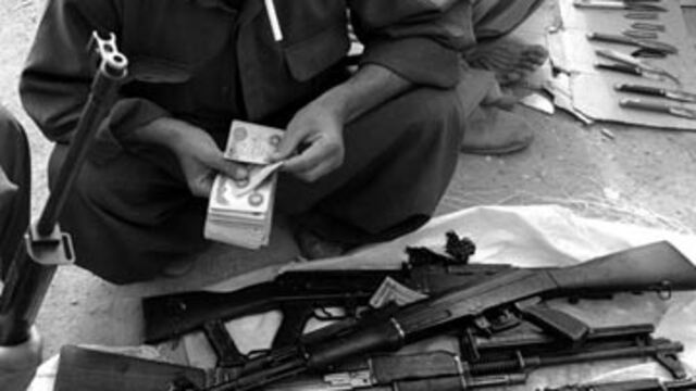 Irak'ta silahlar karaborsaya düştü