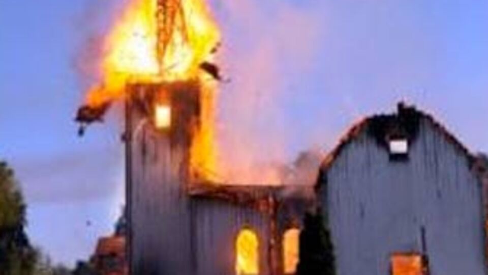 Tepki için kilise kundakladılar