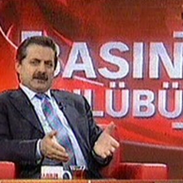 "Dindar nesil parti politikamız değil"