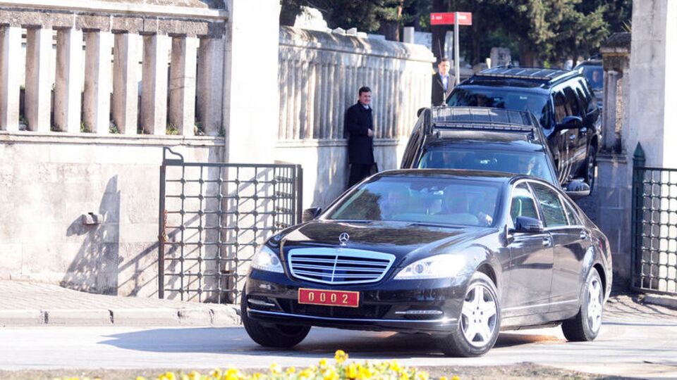 Başbakan anne-babasının mezarını ziyaret etti