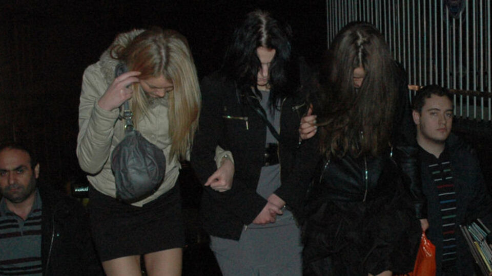 Striptiz bara fuhuş baskını