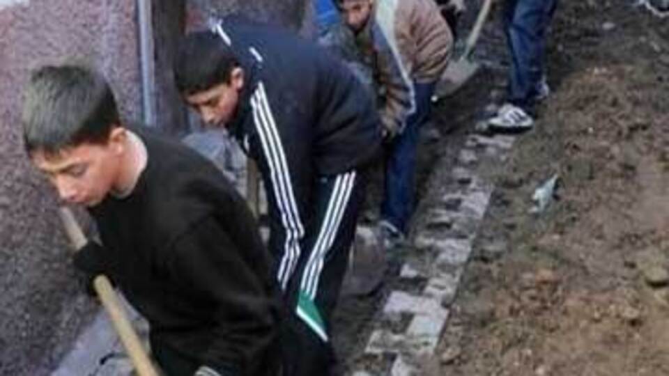 TEDAŞ istedi, mahalleli kazdı
