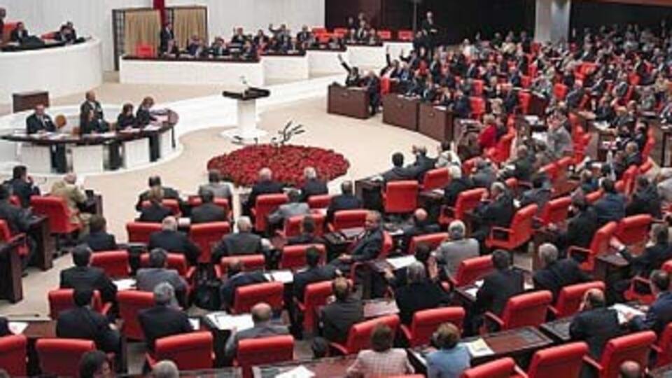 TBMM'de iç tüzük tartışması sürecek