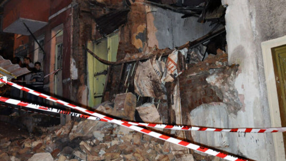 Beyoğlu'nda tarihi bina çöktü!