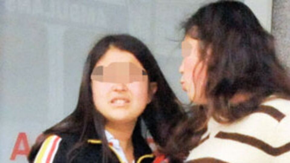 Liseli kızlara bıçakla saldırdı