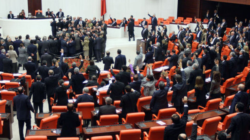 ''Cemil Çiçek istifa''