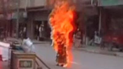 Tibetli keşiş kendini yaktı