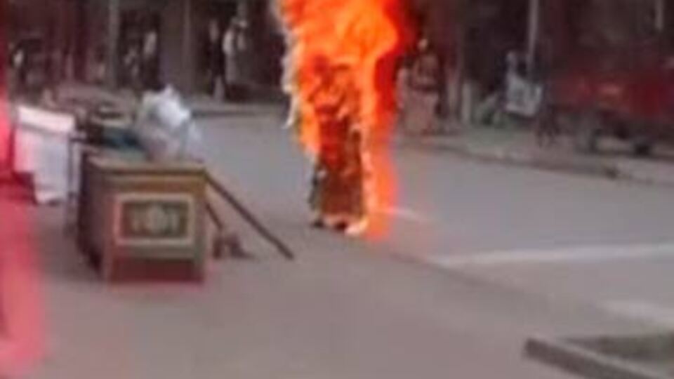 Tibetli keşiş kendini yaktı