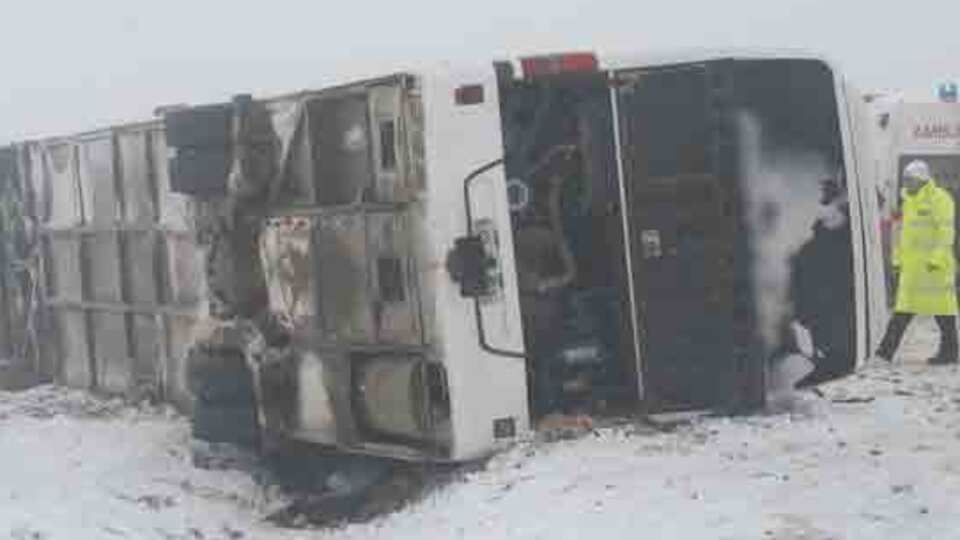 Yolcu otobüsü devrildi!
