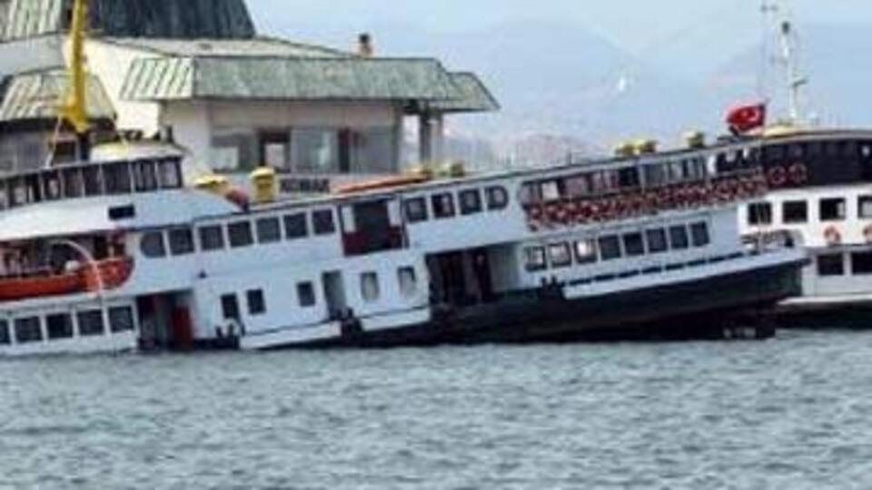 Karaköy'de 2 yolcu vapuru sürtüştü!