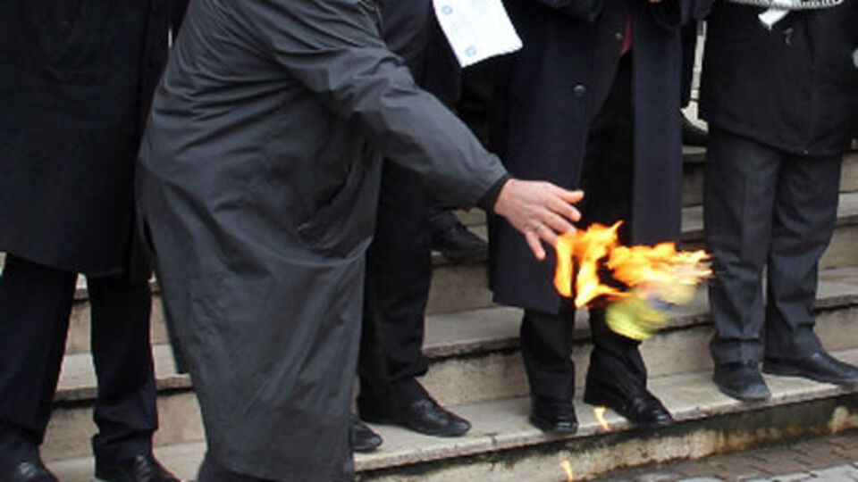 Eylemci başkan az daha yanıyordu