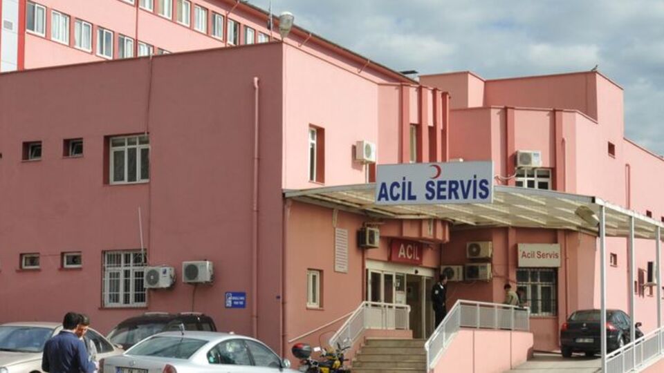 Kapı için hastaneyi yıktılar!
