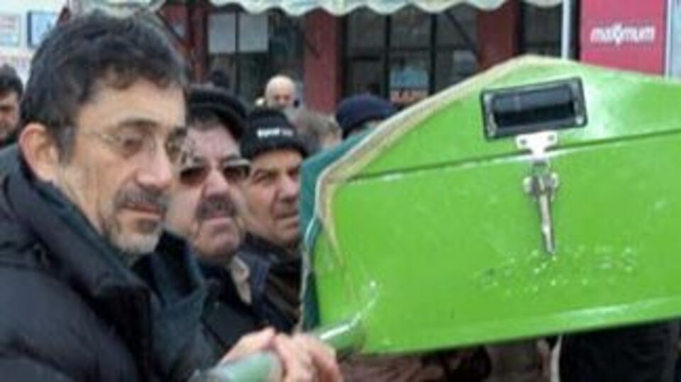 Ünlü yönetmenden babasına son görev