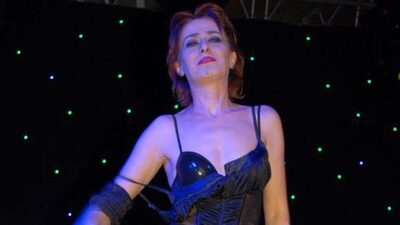 Az kalsın elbisesi düşüyordu!