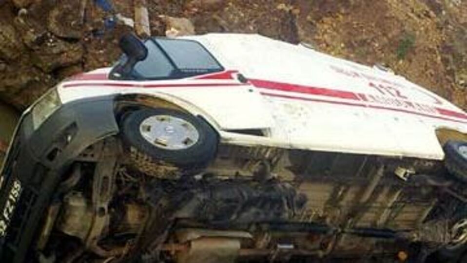 Ambulans dereye uçtu!