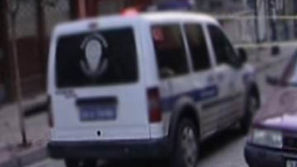 Polise yakalanmamak için evi yaktılar!