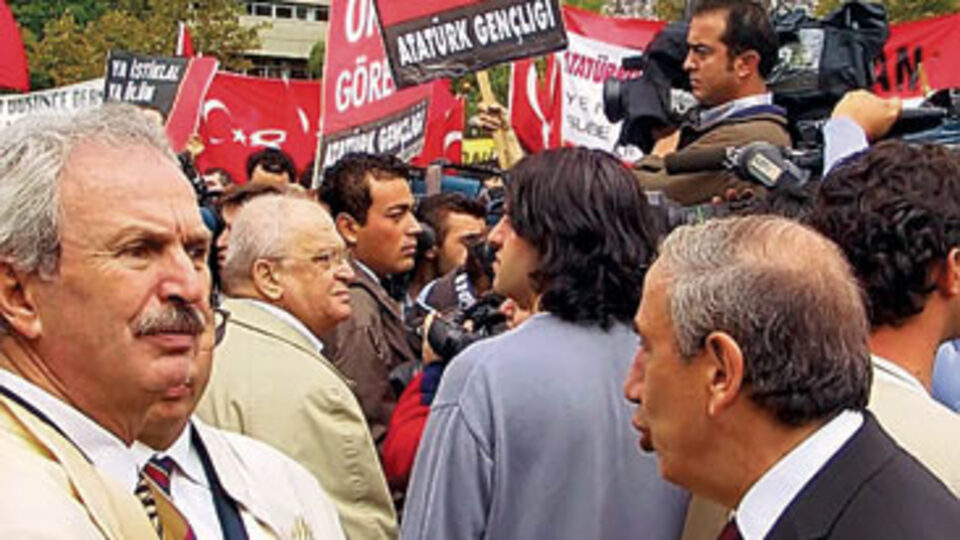 'O pankart' Kemal Gürüz'e soruldu