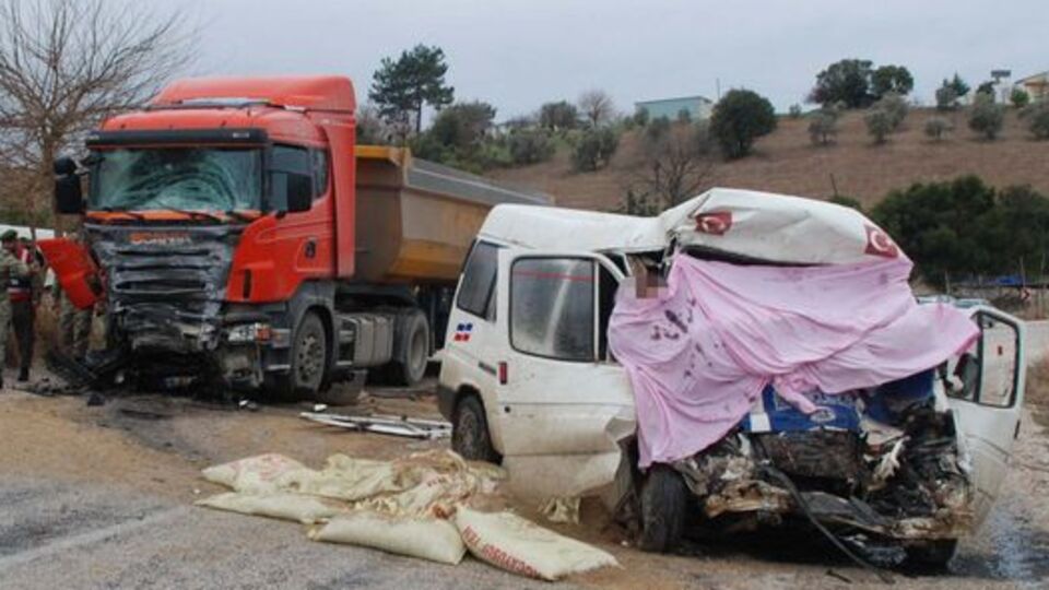 Minibüs ile TIR çarpıştı