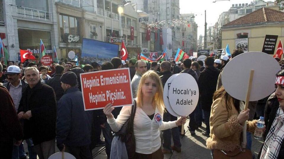 Hocalı protestosundaki ırkçı pankartlar için savcılar göreve çağrıldı