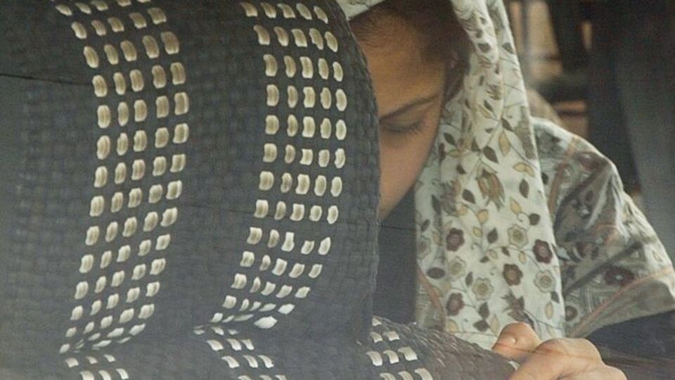 Yeni doğmuş bebeğini tuvalete attı!