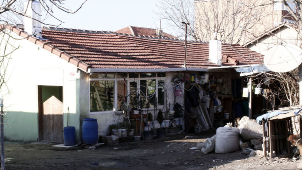 Piyango milyoneri köyüne döndü!