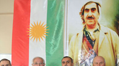 Barzani, Diyarbakır'a bayrak çekti