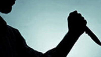 Annesinin sevgilisini öldürdü!