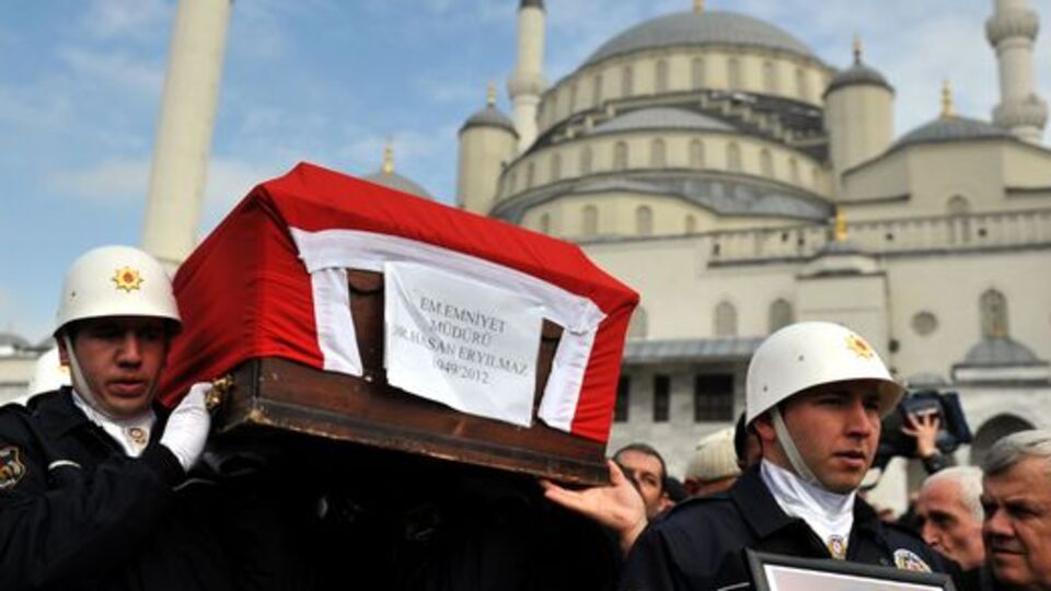 Eski emniyetçiler Eryılmaz'ın cenaze töreninde buluştu