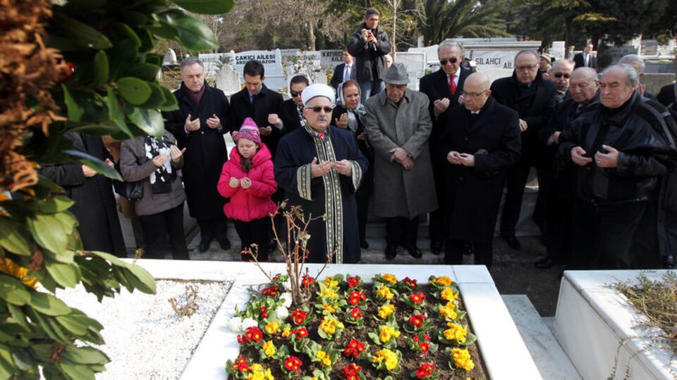 Çetin Emeç mezarı başında anıldı