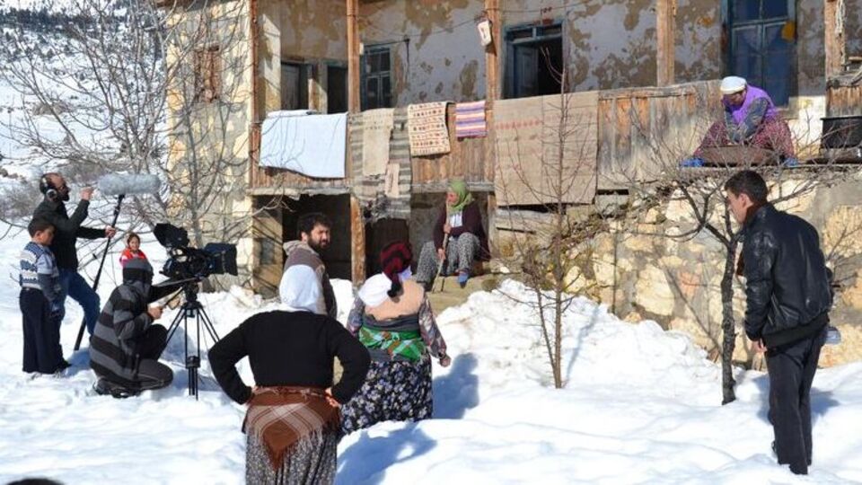 Köylü kadınlar zor şartlarda film çekiyor