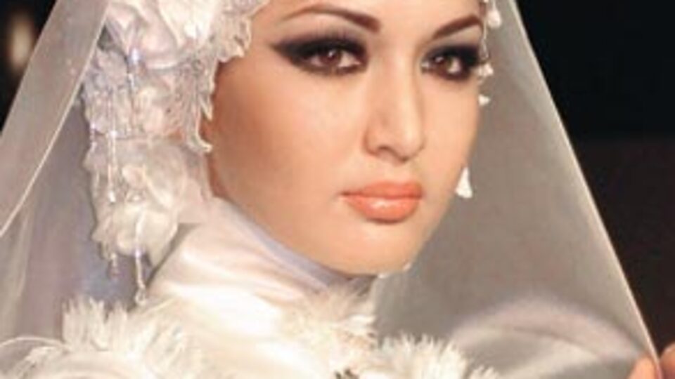 Cemil İpekçi'den türbanlı gelinlik!