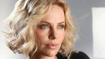 Charlize Theron "anne" oldu!