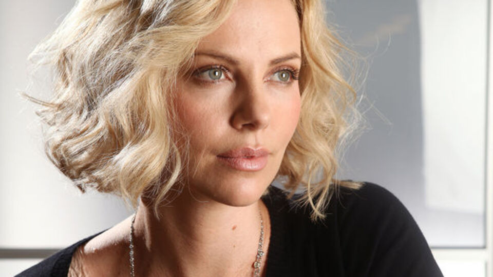 Charlize Theron "anne" oldu!