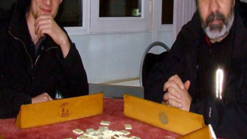 Depremde yarım kalan okey için buluştular