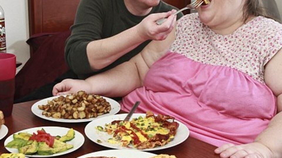 730 kilo olmak için aşçıyla nişanlandı