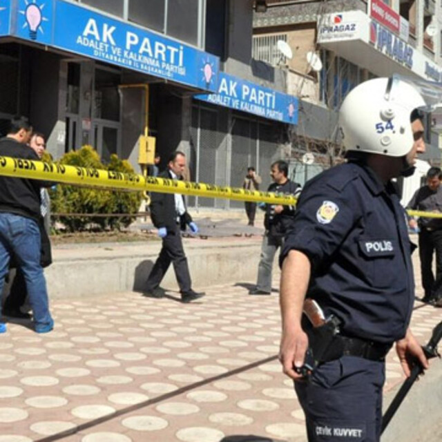 Diyarbakır'da patlama: 1 polis yaralı