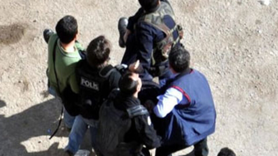 Cizre'de saldırıya uğrayan polis şehit oldu