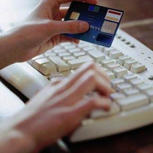E-postasına girip dolandırdılar!