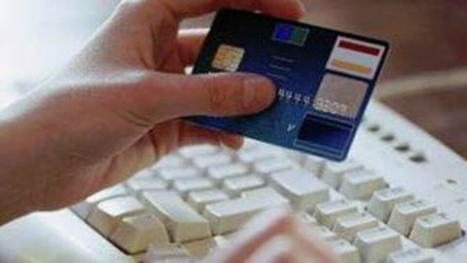 E-postasına girip dolandırdılar!