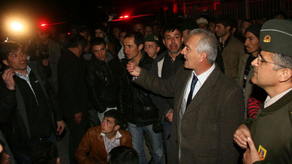 Çareyi yolu kapatmakta buldular!
