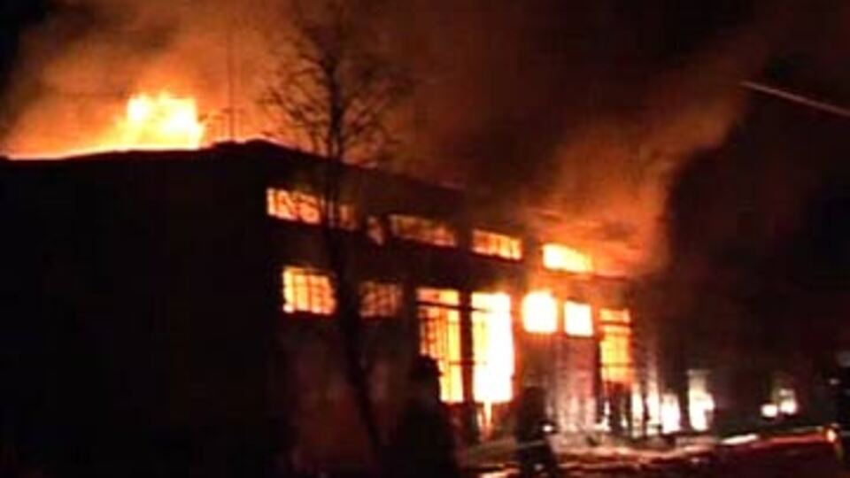 Plastik deposu alev alev yandı VİDEO